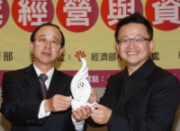 中小企業信用保證基金總經理詹益燿（左）與微程式資訊公司董事長吳騰彥合影