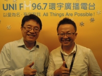 環宇電台與微程式總經理合照 圖右為微程式總經理吳騰彥