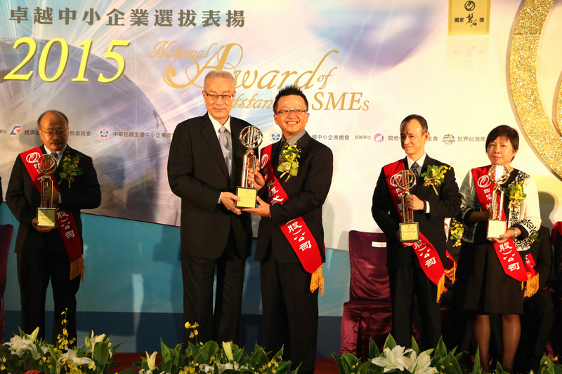 微程式總經理吳騰彥從副總統吳敦義手上接到獎