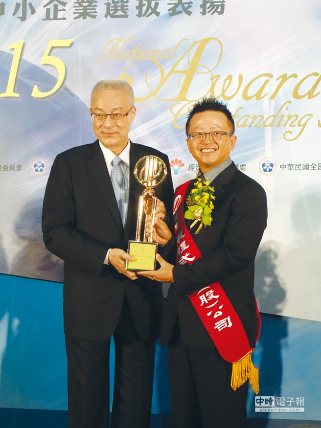 圖右微程式總經理吳騰彥榮獲國家磐石獎