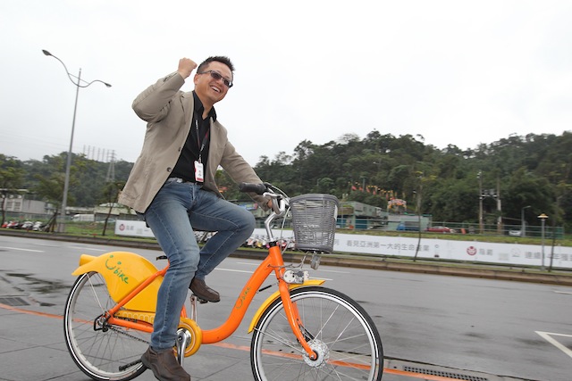 圖為微程式總經理吳騰彥tony騎乘u-bike