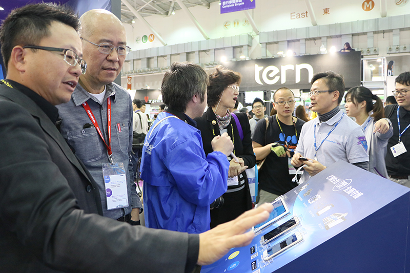 微程式總經理吳騰彥(左)介紹RideLife系統