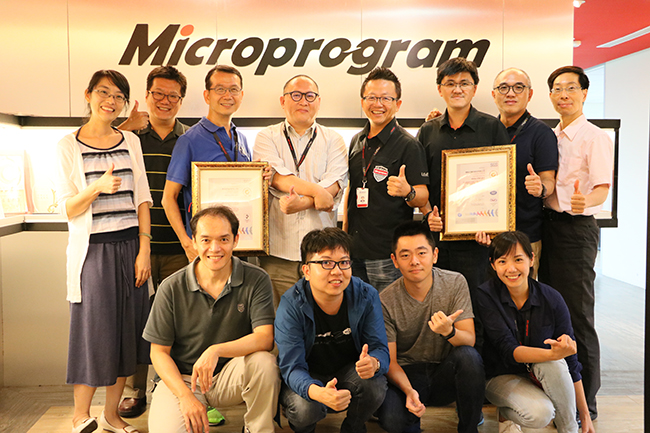 微程式總經理吳騰彥(上排左五)與資安推動團隊合照