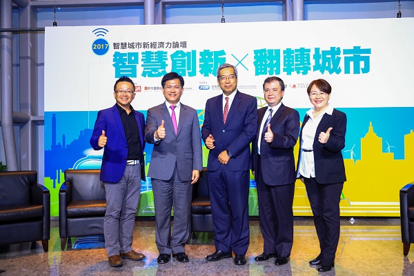左一為微程式總經理吳騰彥出席智慧創新翻轉城市論壇