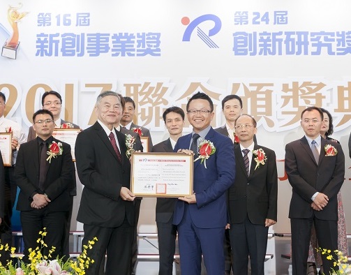 圖右為微程式總經理吳騰彥榮獲創新研究獎
