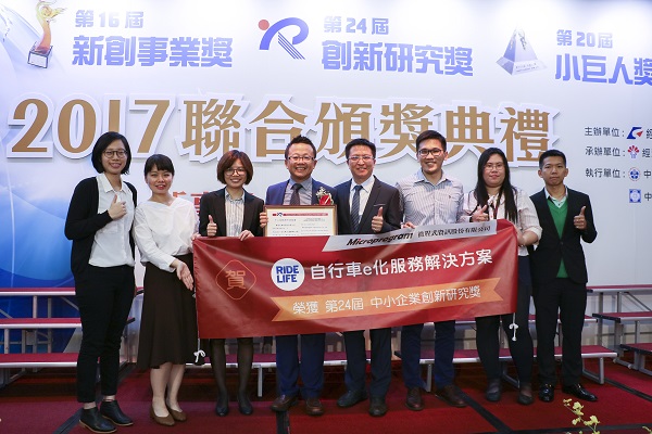 微程式總經理吳騰彥(左四)與團隊合照