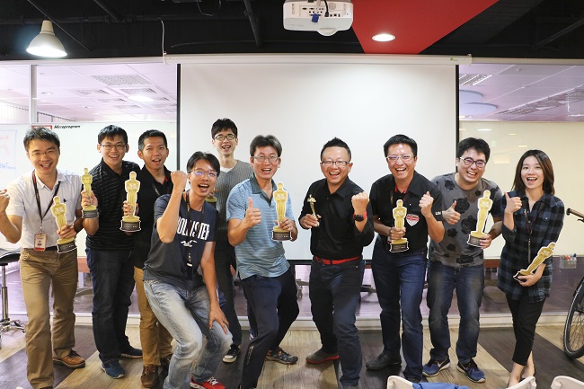 圖為微程式總經理吳騰彥(右四)與團隊合照