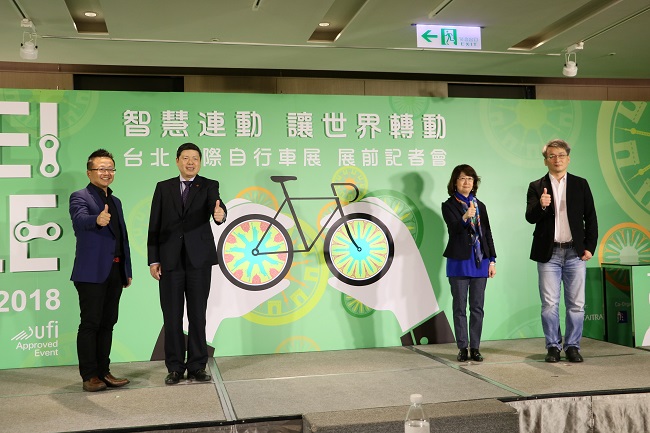 圖為微程式總經理吳騰彥(左一)出席2018台北國際自行車展前記者會
