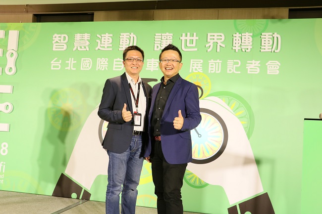 圖為微程式總經理吳騰彥(右)與經理蕭順旺(左)合影