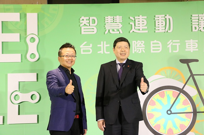 圖左為微程式總經理吳騰彥