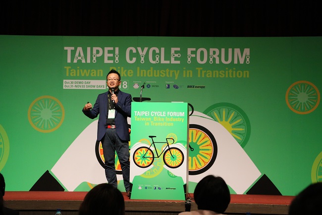 圖為微程式總經理吳騰彥於台北自行車展產業論壇演講