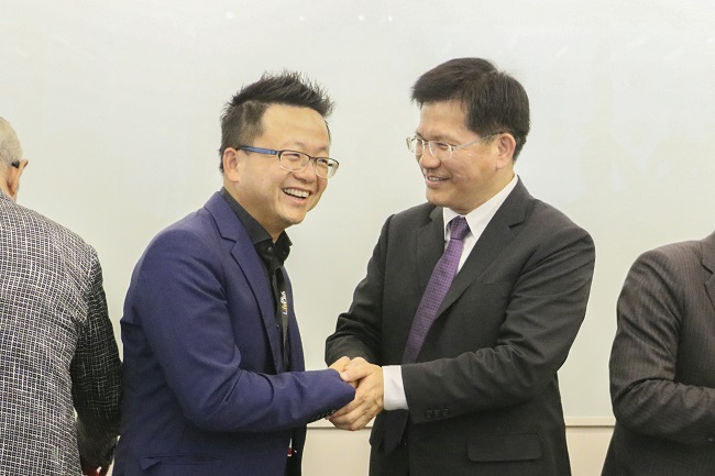 圖左為微程式總經理吳騰彥 右為台中市市長林佳龍